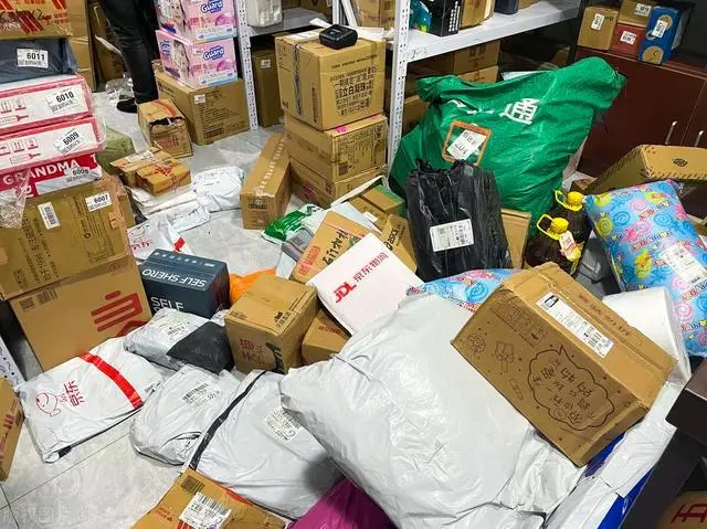 “大面积停摆”消息不实 邮政快递业春节“不打烊