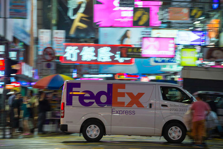 突破时限,发快件轻松无忧:FedEx运费查询,快件追踪和预约取件指南