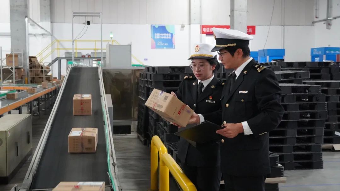 寄往美国的快递显示清关延误如何解决？恒盛通物流为您揭秘高效通关全攻略
